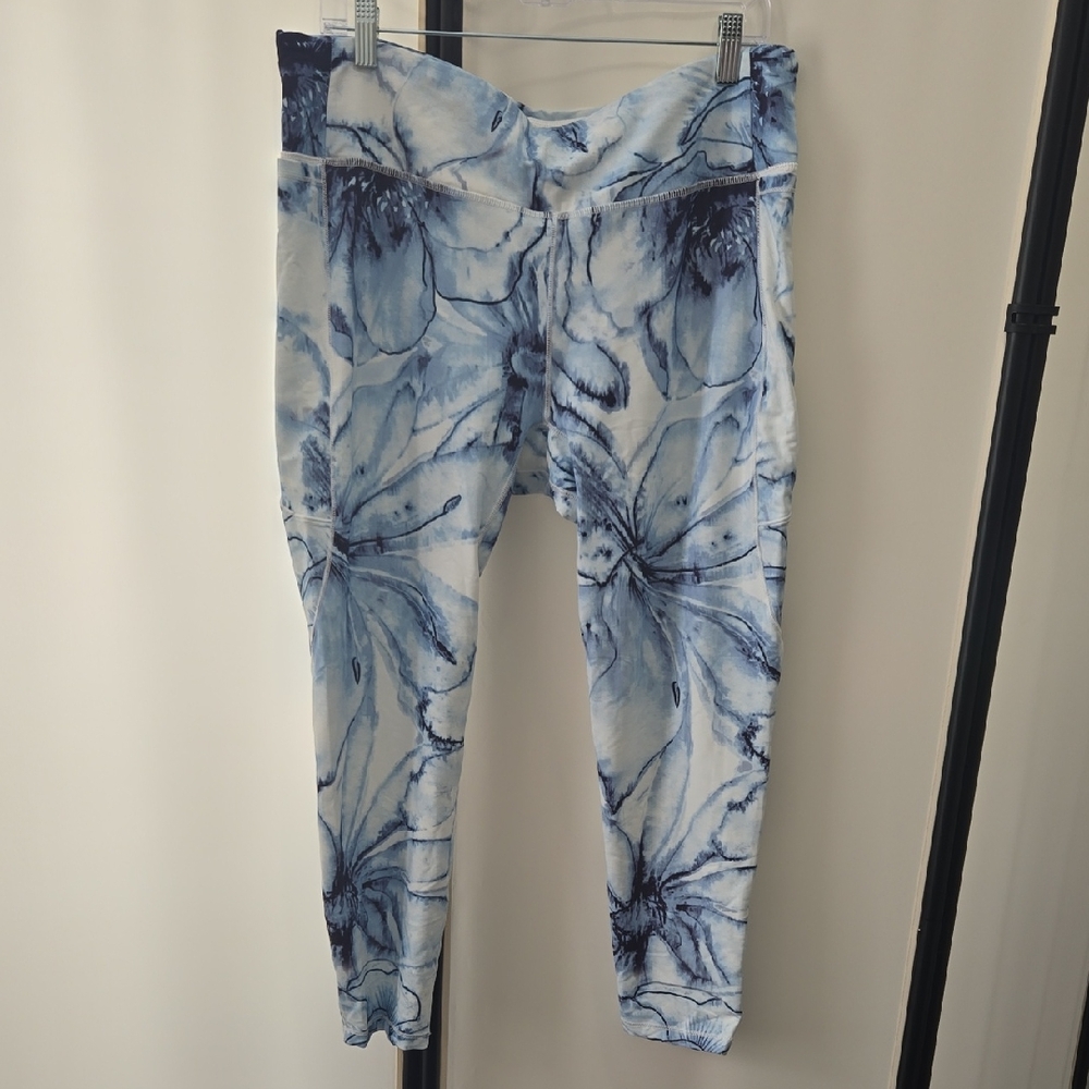 CALIA BY CARRIE UNDERWOOD  Blue Floral Women's Cropped Leggings W/ Pockets NWOT